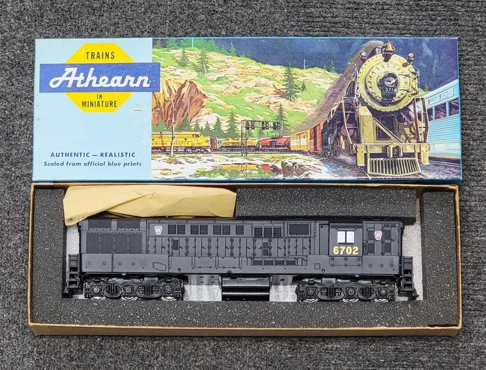 Athearn Blue Box HO Scale FM Trainmaster Pennsylvania PRR 6702 (Powered) – NOS