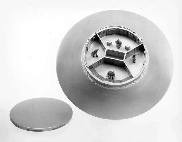 Atlantis Models 1/72 The Flying Saucer UFO (Invaders) Plastic Model Kit