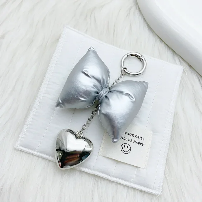 Bijou de sac avec nœud en forme de cœur scintillant