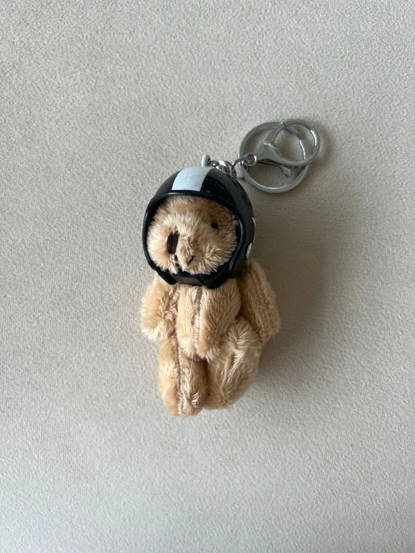 Bijou de sac ours motard avec casque noir