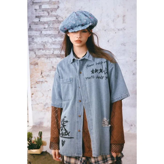 Denim-Chambray-Hemd mit Graffiti-Print im Angebot – Kurzarmhemd im Urban-Stil für Herren und Damen