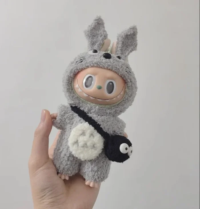 Ensemble de tenue de gardien de la forêt de Labubu : sweat à capuche gris avec queue duveteuse (17 cm)