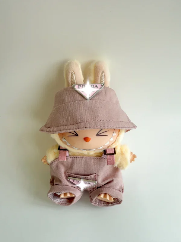 Labubu ピンク バケットハット & オーバーオール コーデ – トライアングルディテール エディション