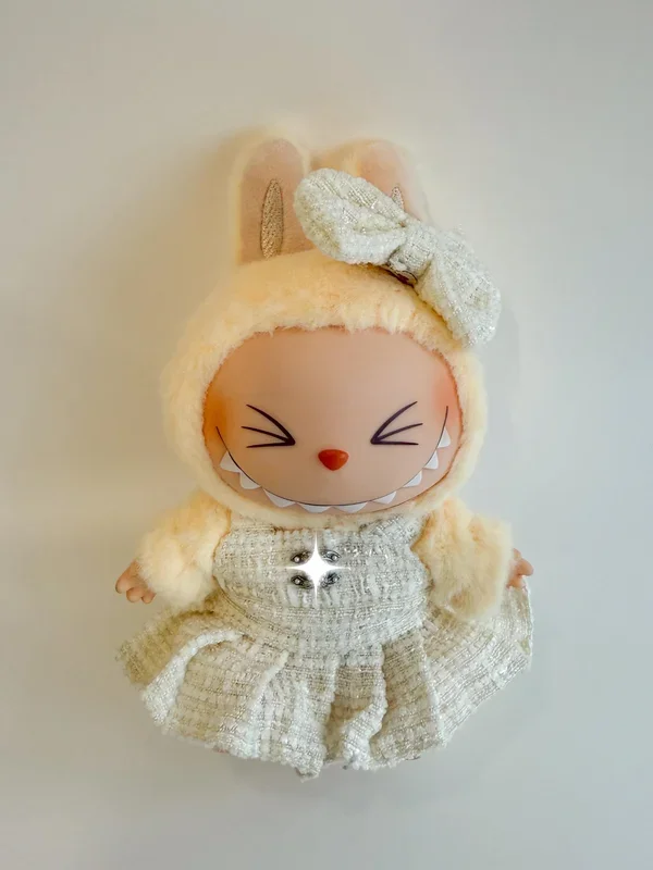 Labubu Robe en Tweed Crème Haute Couture – Inspirée de Coco