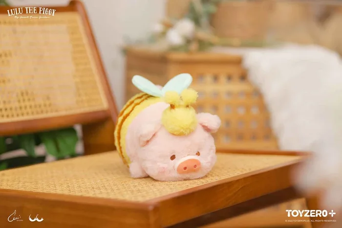 Lulu the Piggy Farm – Sleeping Lulu 20 cm Plush (Bee)