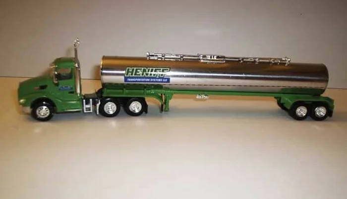 Trucks n Stuff TNS048 HO Scale Peterbuilt 579 with Heniff Chemical Tank Trailer